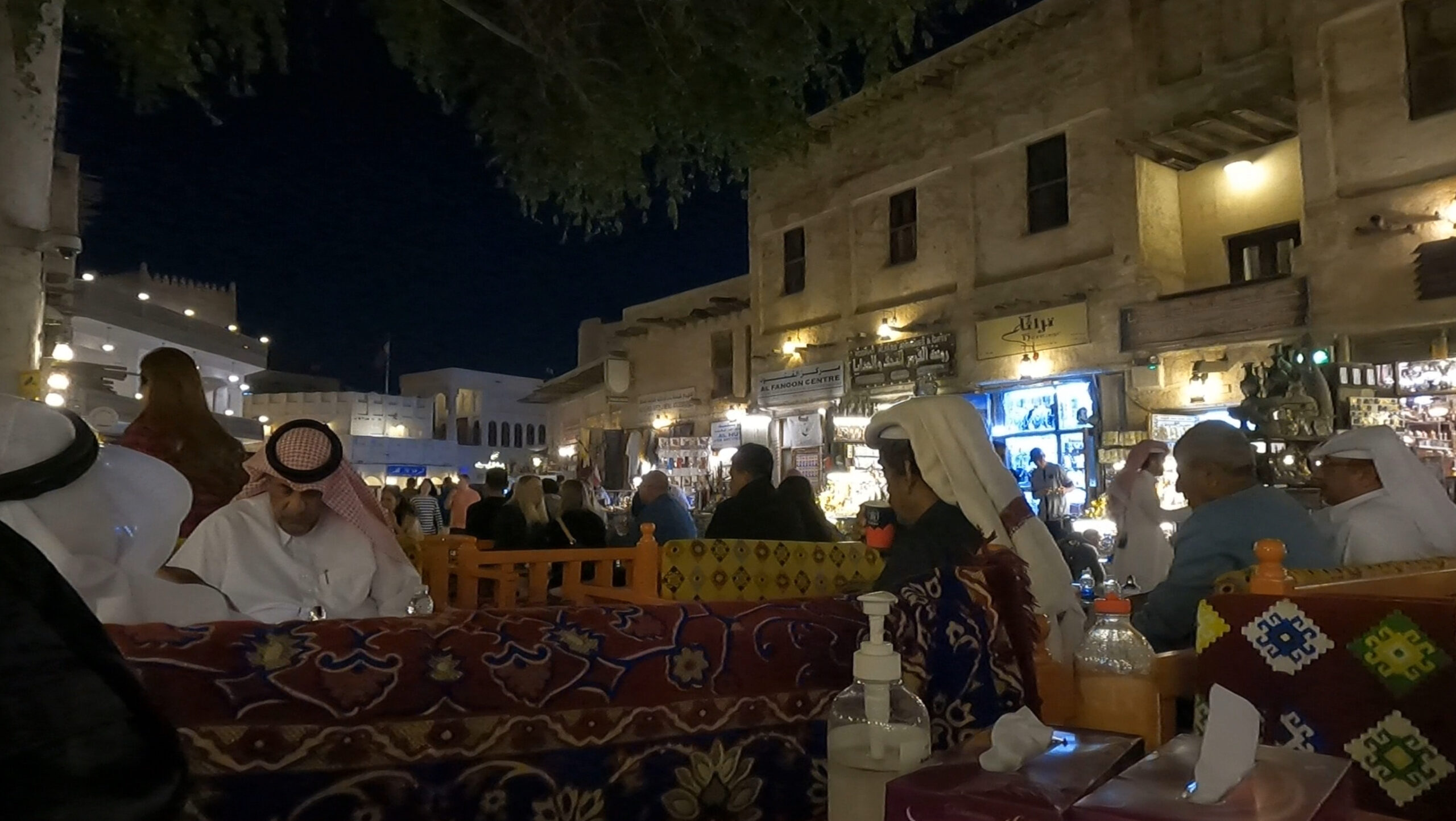 večera v Souq Waqif, Doha, Katar