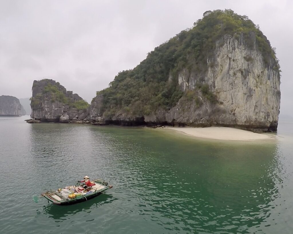 Malé pláže v Ha Long Bay, marec 2019