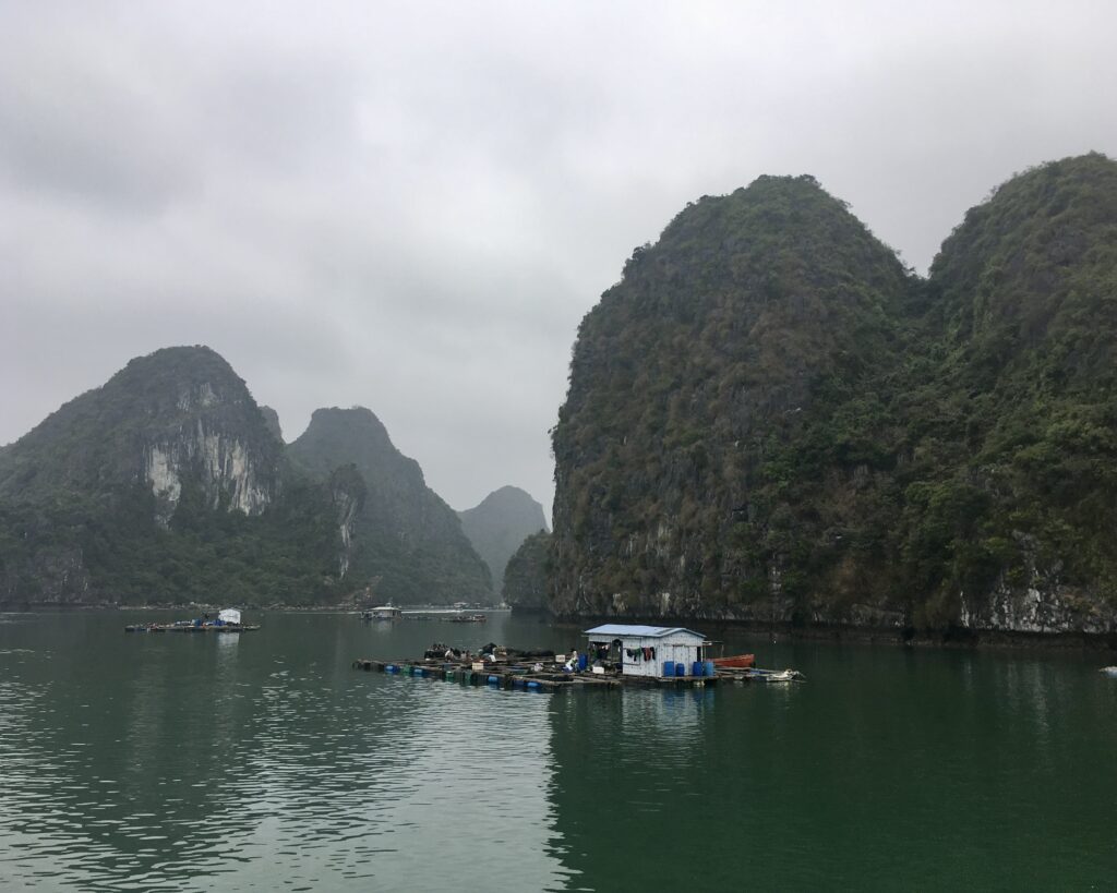 Obydlia v Ha Long Bay, marec 2019