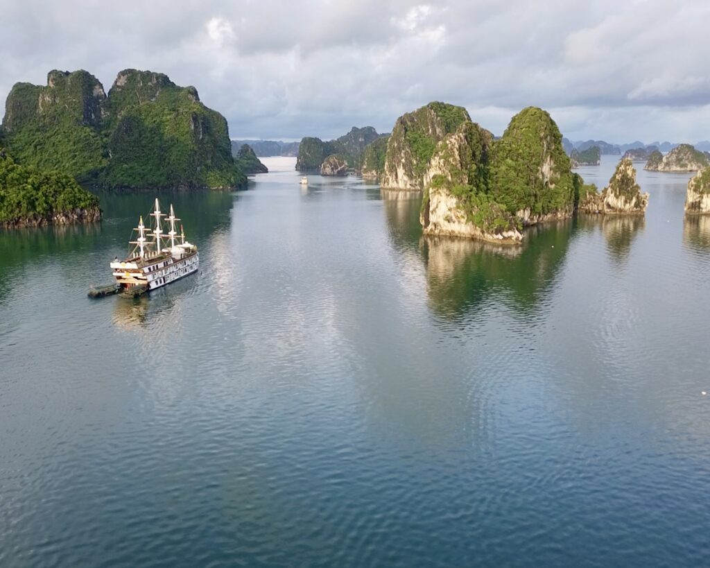 Bai Tu Long Bay