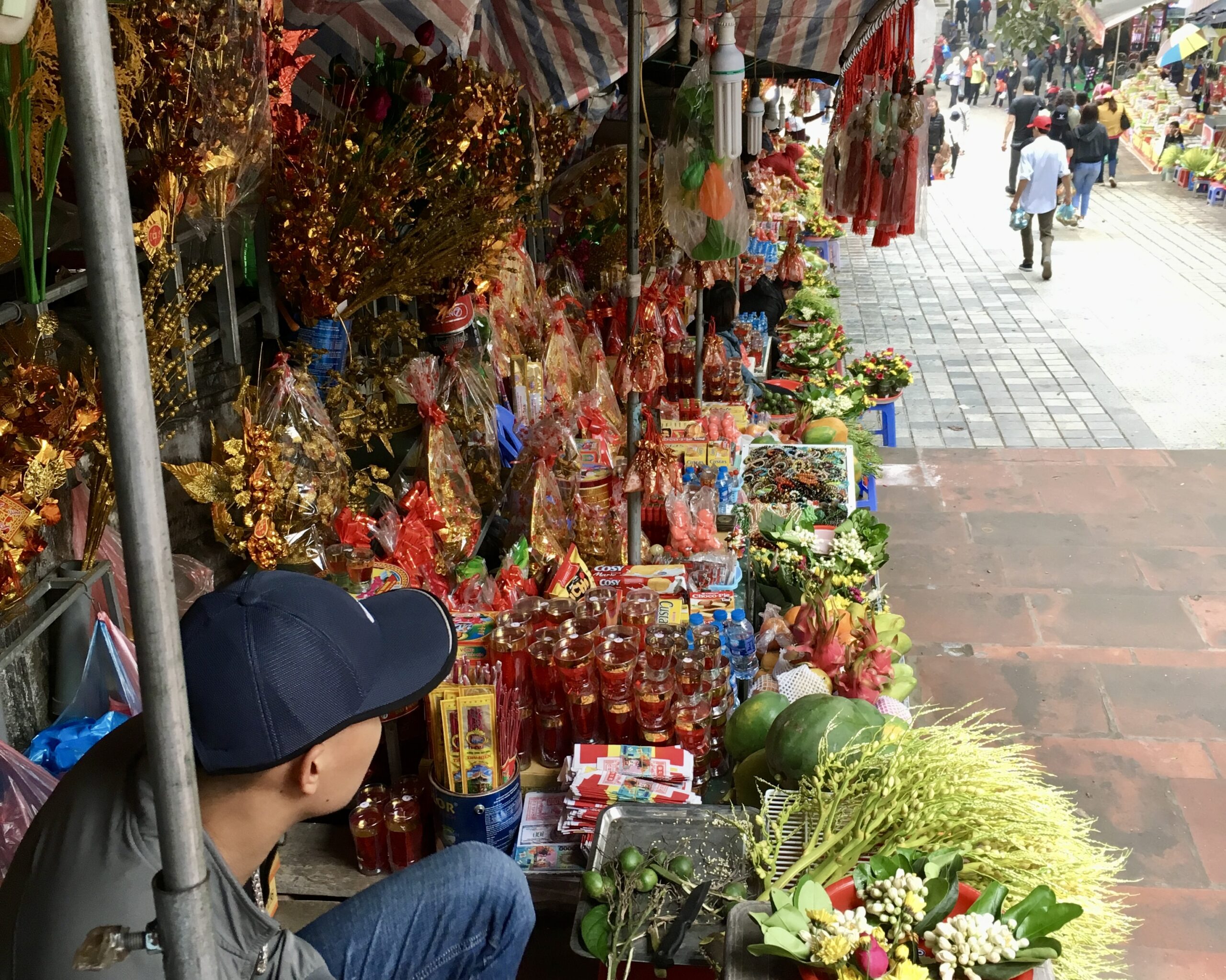 Chodník k chrámom lemujú stánky